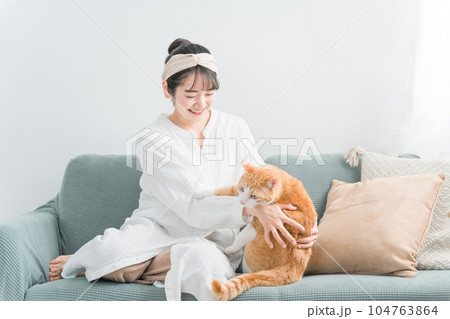 家で猫と遊ぶ日本人女性(嫌がる・抱っこ嫌い) 家で猫と遊ぶ日本人女性(嫌がる・抱っこ嫌い) 104763864