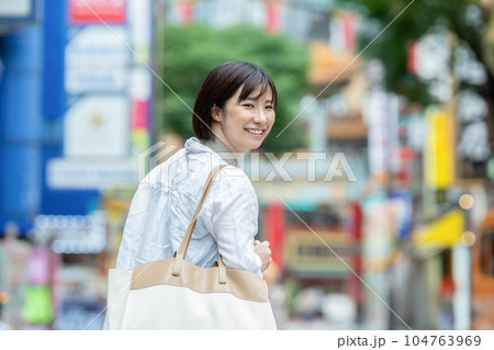 旅行をする女性　中華街で観光する女性 104763969