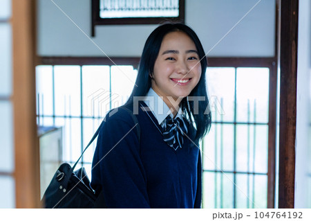 通学する女子高生 104764192