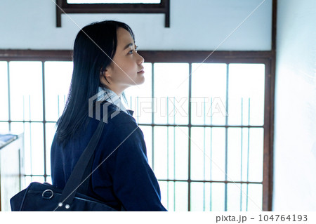 通学する女子高生 104764193