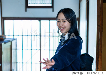 通学する女子高生 通学する女子高生 104764194