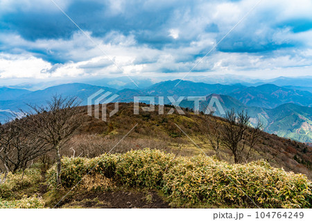 那岐山の稜線から見た中国山地の山並み　岡山県勝田郡奈義町　鳥取県八頭郡智頭町 104764249