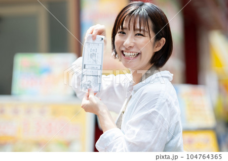 おみくじをする女性　旅行をする女性　中華街で観光する女性 104764365