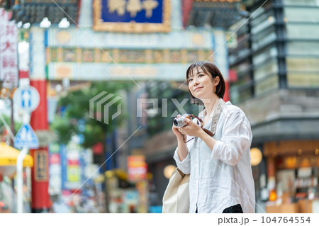 カメラを持った女性　旅行をする女性　中華街で観光する女性 104764554
