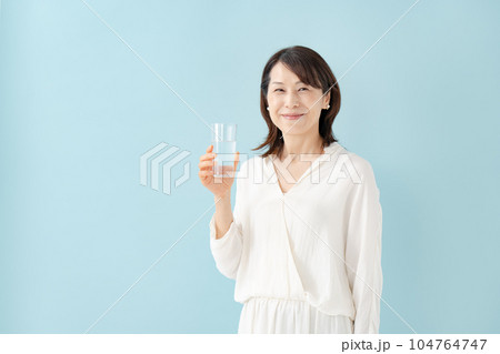 水を飲むシニア女性 水を飲むシニア女性 104764747
