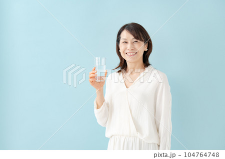水を飲むシニア女性 水を飲むシニア女性 104764748