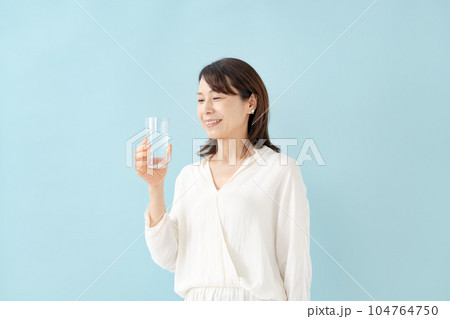 水を飲むシニア女性 水を飲むシニア女性 104764750