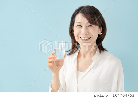 水を飲むシニア女性 水を飲むシニア女性 104764753