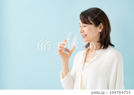 水を飲むシニア女性 104764755