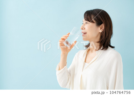 水を飲むシニア女性 104764756