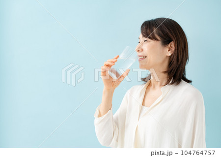 水を飲むシニア女性 104764757