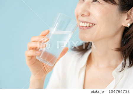 水を飲むシニア女性 104764758