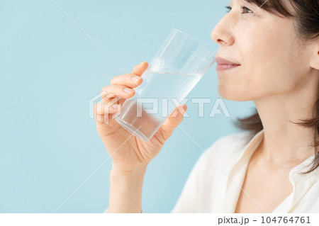 水を飲むシニア女性 水を飲むシニア女性 104764761