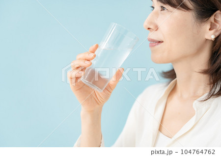 水を飲むシニア女性 104764762