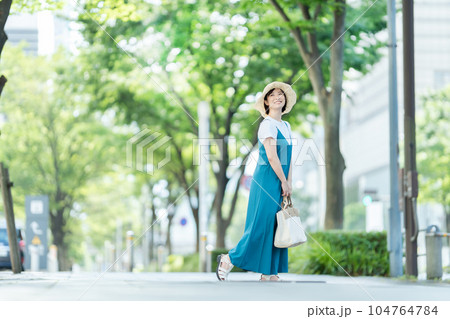 町で買い物をする女性　ショッピングを楽しむ女性 104764784