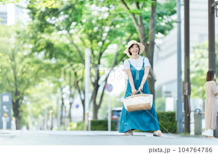 町で買い物をする女性 ショッピングを楽しむ女性 町で買い物をする女性 ショッピングを楽しむ女性 104764786