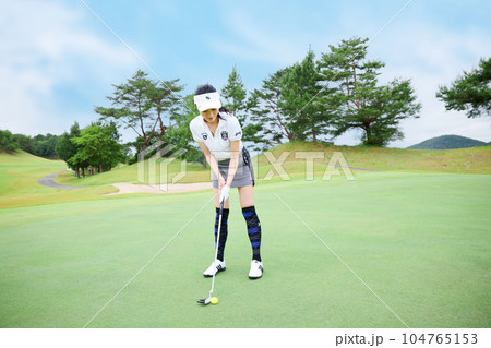 ゴルフをする女性 ゴルフをする女性 104765153