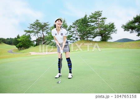 ゴルフをする女性 104765158