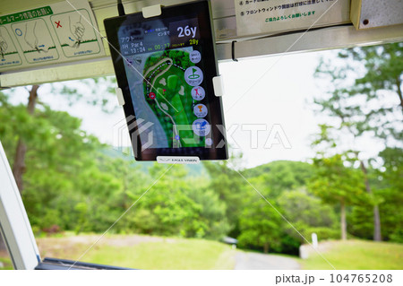 ゴルフをする女性 ゴルフをする女性 104765208