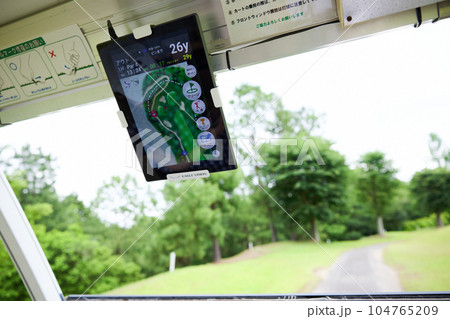 ゴルフをする女性 ゴルフをする女性 104765209