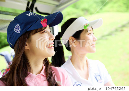 ゴルフをする女性 ゴルフをする女性 104765265