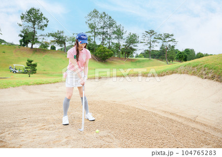 ゴルフをする女性 ゴルフをする女性 104765283
