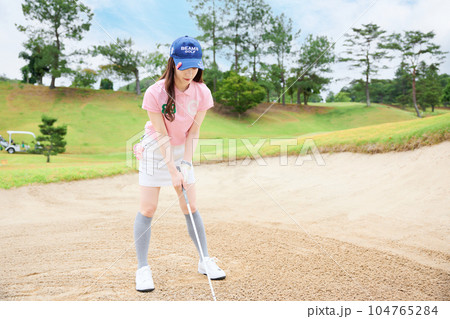 ゴルフをする女性 ゴルフをする女性 104765284