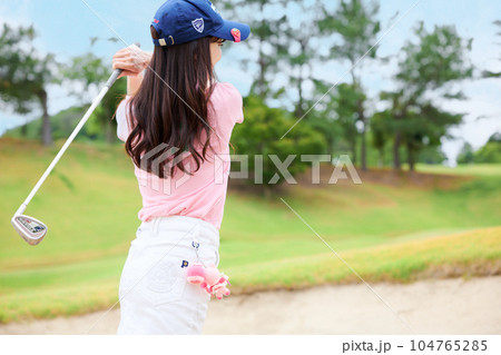 ゴルフをする女性 ゴルフをする女性 104765285