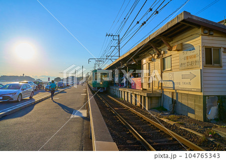 神奈川県鎌倉市腰越の鎌倉高校前駅(江ノ島電鉄)を江の島に向かって見る 神奈川県鎌倉市腰越の鎌倉高校前駅(江ノ島電鉄)を江の島に向かって見る 104765343