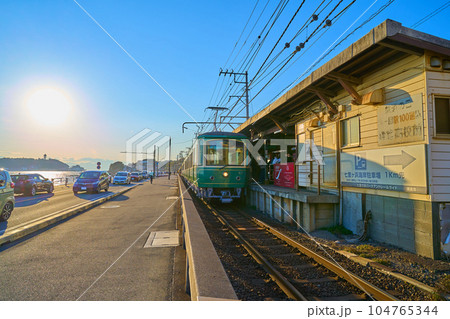 神奈川県鎌倉市腰越の鎌倉高校前駅(江ノ島電鉄)を江の島に向かって見る 104765344