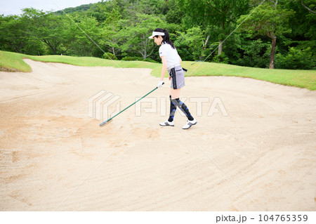 ゴルフをする女性 104765359
