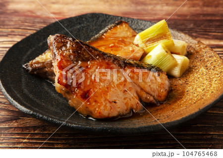 鰤の照り焼き 104765468