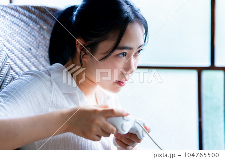 ゲームで遊ぶ若い女性 ゲームで遊ぶ若い女性 104765500