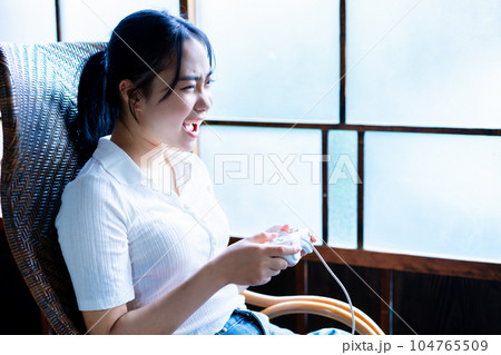 ゲームで遊ぶ若い女性 ゲームで遊ぶ若い女性 104765509