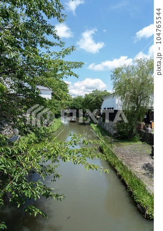 夏を迎えた八幡堀の情景 104765544