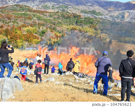 春の訪れを告げる北九州市平尾台の野焼き 104765621