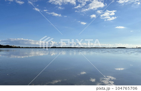 穏やかなラルナカ塩湖(キプロス) 穏やかなラルナカ塩湖(キプロス) 104765706