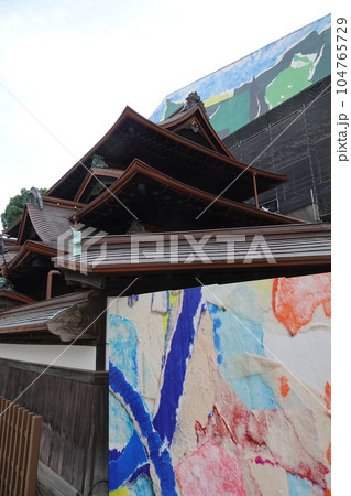 リホーム中の道後温泉本館は重要文化財であり道後温泉を象徴する建築物である。 104765729