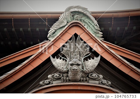 リホーム中の道後温泉本館は重要文化財であり道後温泉を象徴する建築物である。 104765733