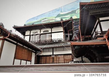 リホーム中の道後温泉本館は重要文化財であり道後温泉を象徴する建築物である。 104765738