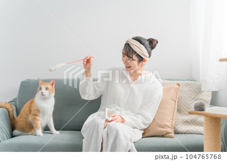 猫じゃらしでペットの猫と遊ぶ飼い主の女性(譲渡会・ペットショップ) 猫じゃらしでペットの猫と遊ぶ飼い主の女性(譲渡会・ペットショップ) 104765768