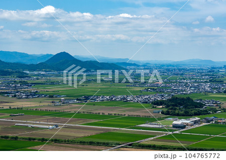 八幡山山頂から遠望する三上山方面の夏の様子 104765772