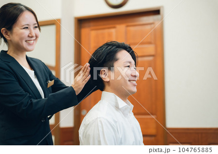 控え室・ブライズルームで結婚式・挙式・披露宴の準備をする新郎・花婿(ヘアセット) 控え室・ブライズルームで結婚式・挙式・披露宴の準備をする新郎・花婿(ヘアセット) 104765885