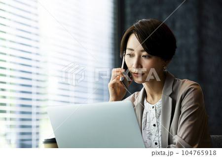 女性　ビジネス　パソコン　スマホ　電話　通話 104765918