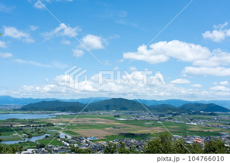 八幡山山頂から俯瞰する大中干拓地と西の湖方面 八幡山山頂から俯瞰する大中干拓地と西の湖方面 104766010