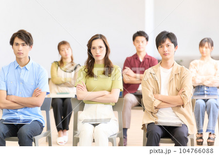 厳しい表情を見せる集会の参加者たち 厳しい表情を見せる集会の参加者たち 104766088