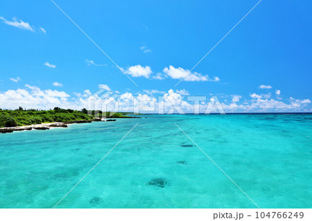 沖縄　宮古島　夏の青空と海 104766249