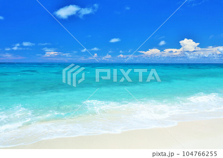 沖縄　宮古島　夏の青空と海 104766255