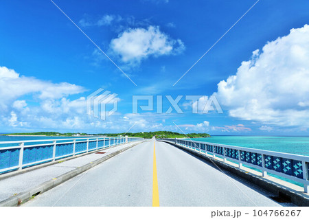 沖縄 池間大橋からの青空と海 沖縄 池間大橋からの青空と海 104766267