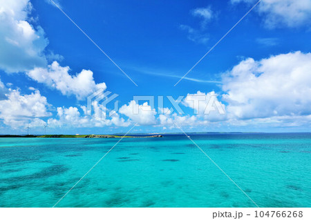 沖縄 宮古島 夏の青空と海 沖縄 宮古島 夏の青空と海 104766268